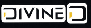 Samolepka DIVINE + logo – malá bílá