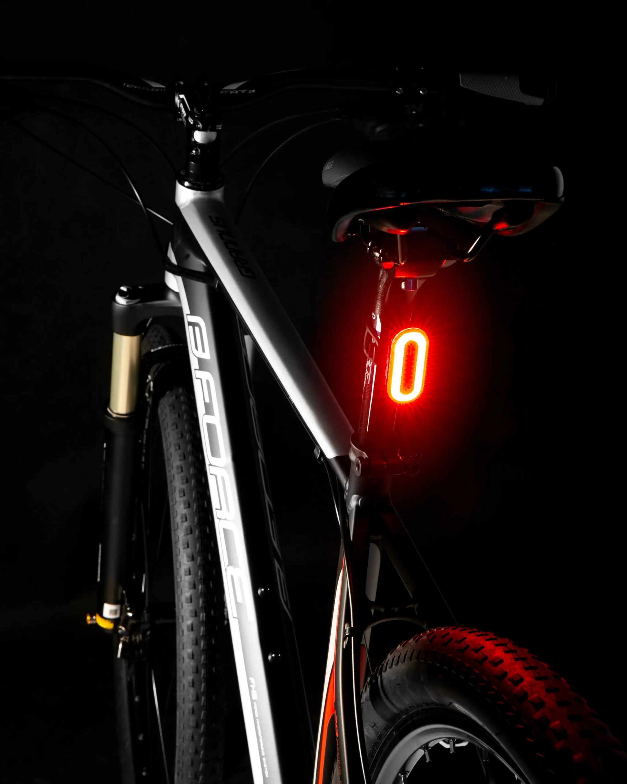 blikačka zadní FORCE ARC 40LM, 30x LED, USB - Obrázek 4
