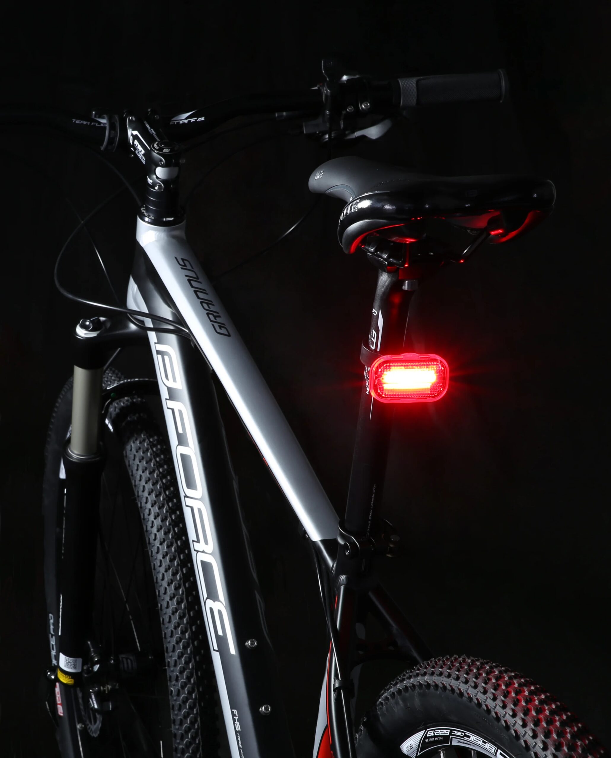 blikačka zadní FORCE BASIC LED 16LM +baterie - Obrázek 3