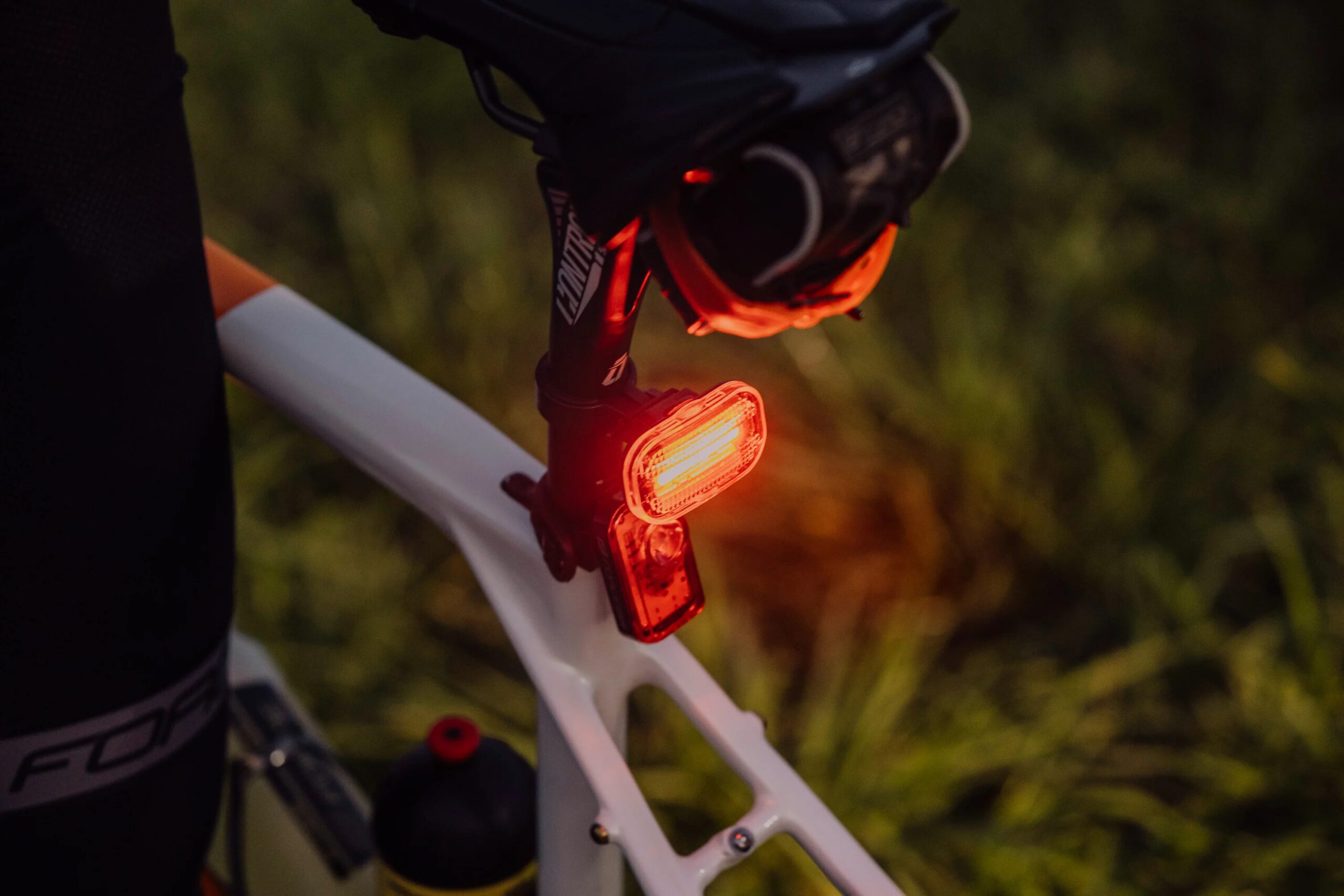 blikačka zadní FORCE BASIC LED 16LM +baterie - Obrázek 4