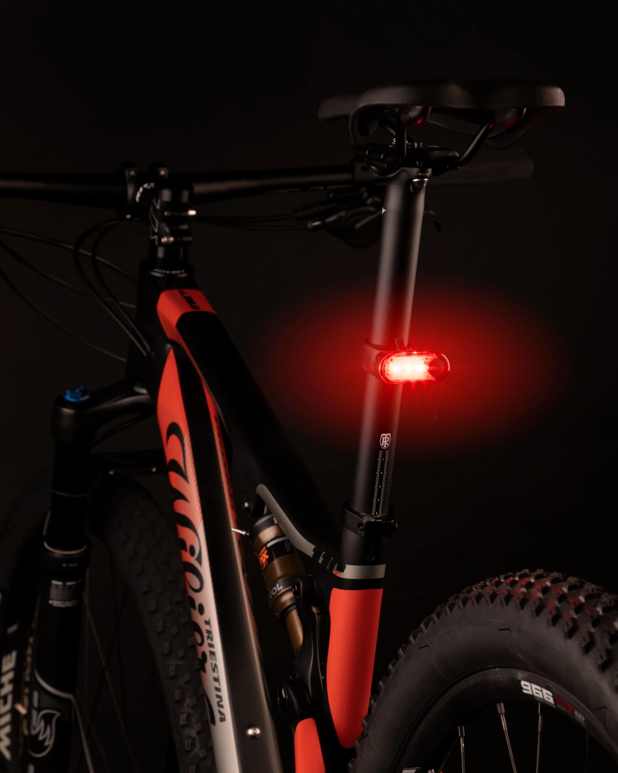 blikačka zadní FORCE PILL 12 LM, 3 x LED, USB - Obrázek 3