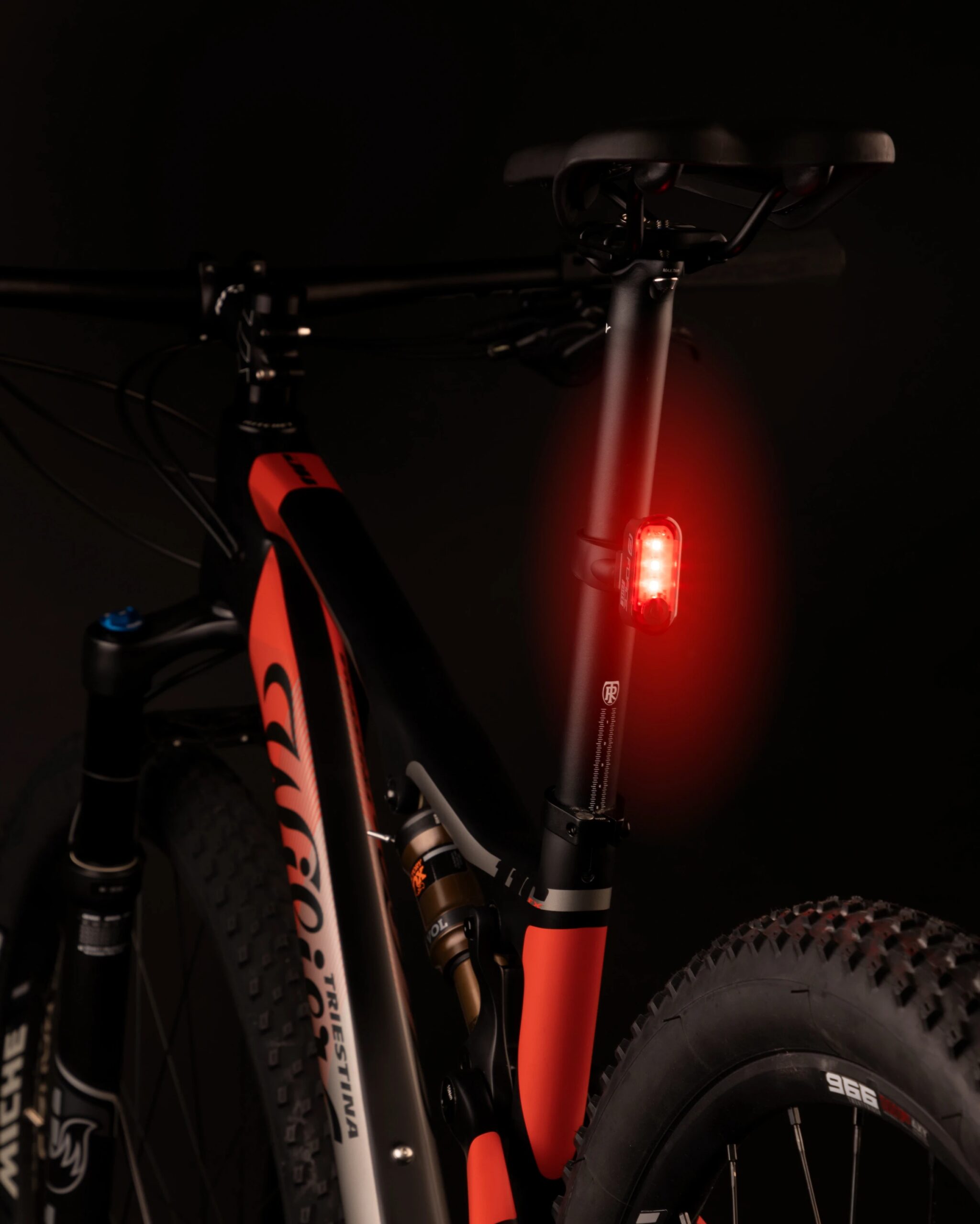 blikačka zadní FORCE PILL 12 LM, 3 x LED, USB - Obrázek 4