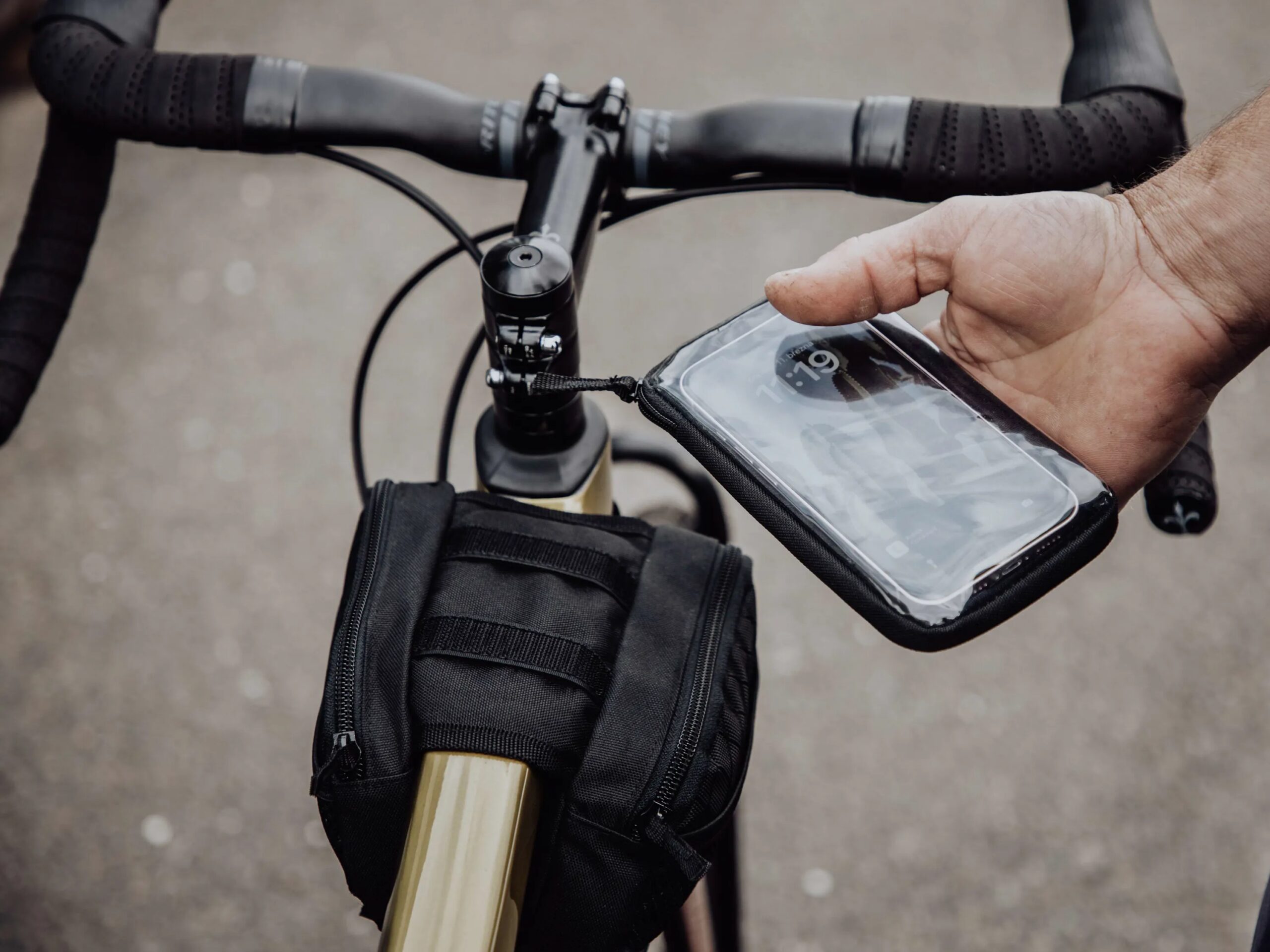 brašna na rám FORCE DUAL smartphone, černá - Obrázek 4