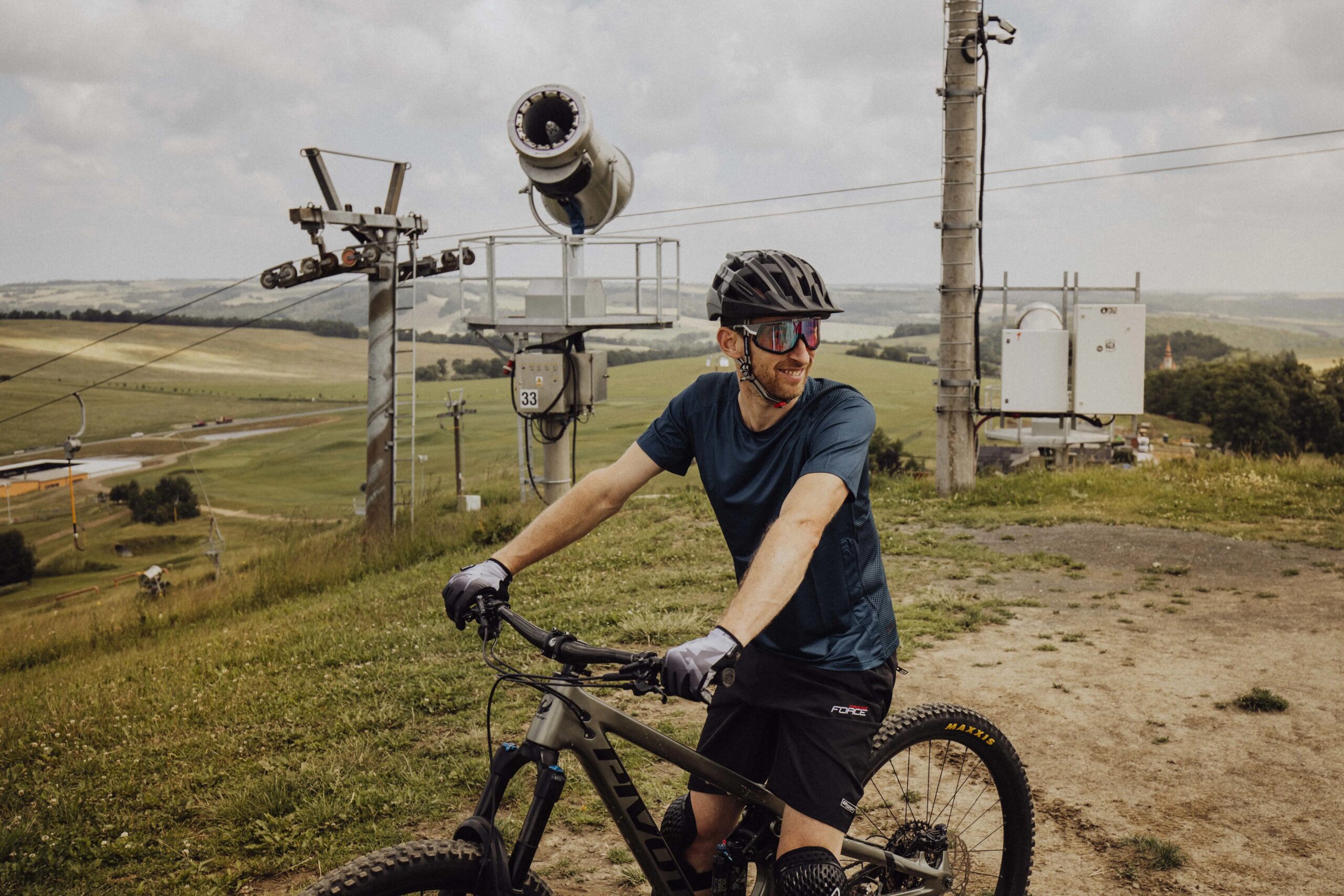 dres FORCE MTB MOUNT krátký rukáv, tm. modrý S - Obrázek 4